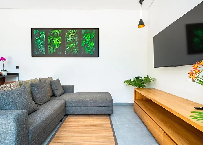 Tropical Modern Private